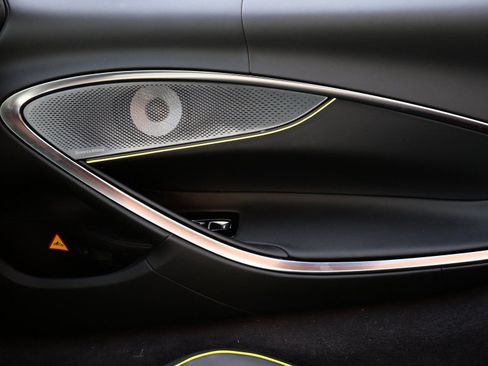 Used 2025 McLaren Artura Spider image 21