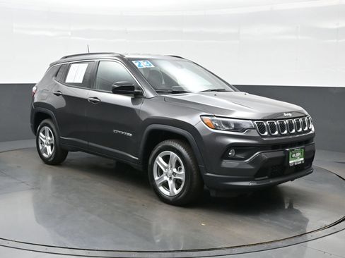 Used 2023 Jeep Compass Latitude w/ Convenience Group AWD/4WD image 11