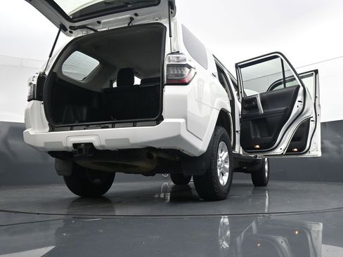 Used 2018 Toyota 4Runner SR5 AWD/4WD image 40