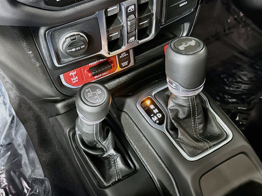 Used 2025 Jeep Wrangler Unlimited Rubicon AWD/4WD image 17