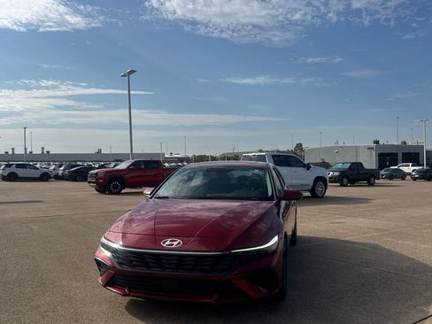 Used 2025 Hyundai Elantra SEL FWD image 7