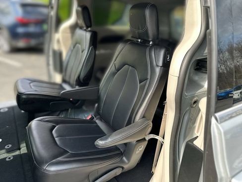 Used 2024 Chrysler Pacifica Touring-L FWD image 23