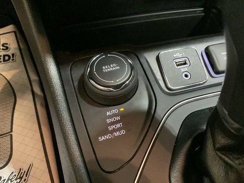 Used 2021 Jeep Cherokee Latitude Lux w/ Comfort/Convenience Group AWD/4WD image 40
