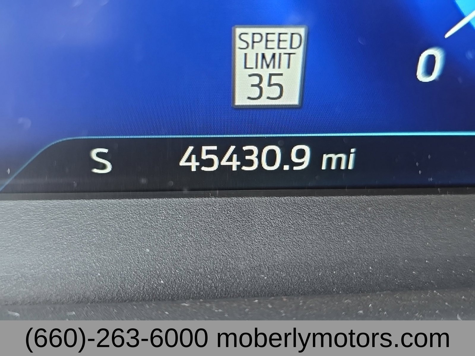 Used 2023 Ford Explorer Platinum w/ Technology Package AWD/4WD image 2