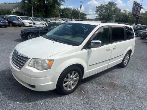 Used 2009 Chrysler Town & Country Touring FWD image 14