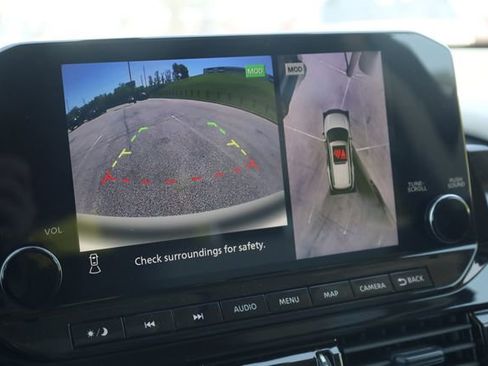 Used 2025 Nissan Pathfinder SL FWD image 16