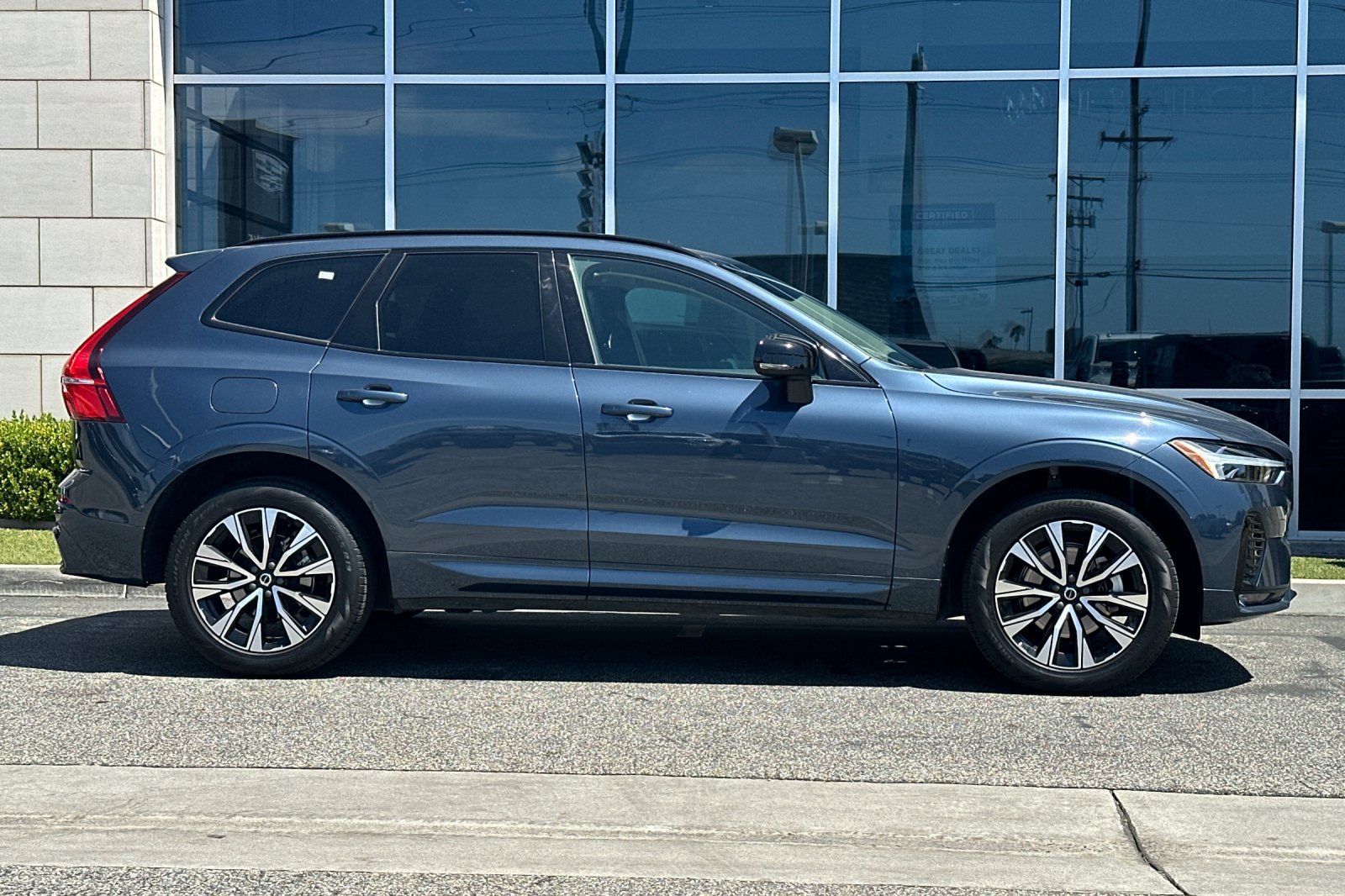 Used 2024 Volvo XC60 B5 Core AWD/4WD image 3
