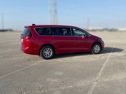 New 2026 Chrysler Pacifica Select image 13