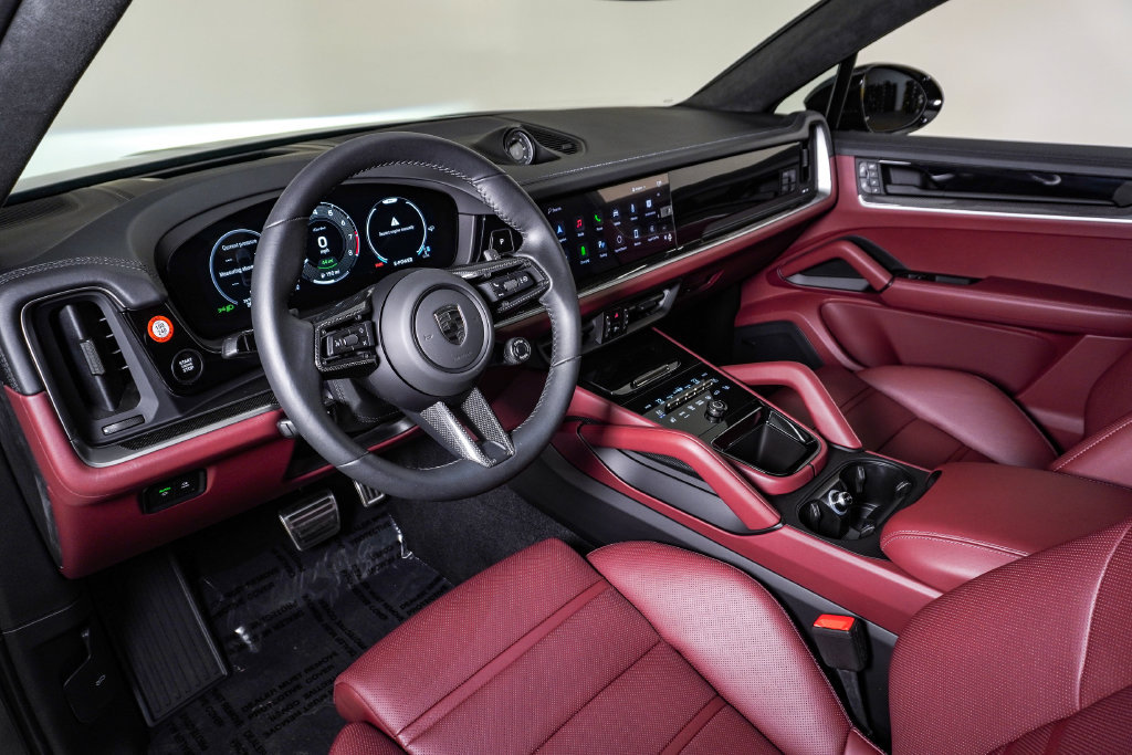 Certified 2025 Porsche Cayenne Turbo AWD/4WD image 4