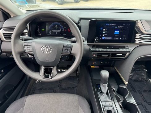 Used 2025 Toyota Camry LE image 3