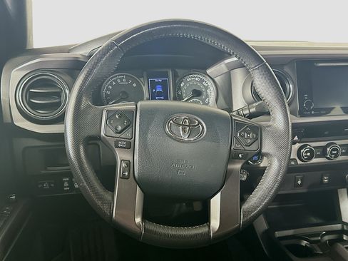 Used 2017 Toyota Tacoma TRD Sport w/ Tow Package (A/T) AWD/4WD image 18