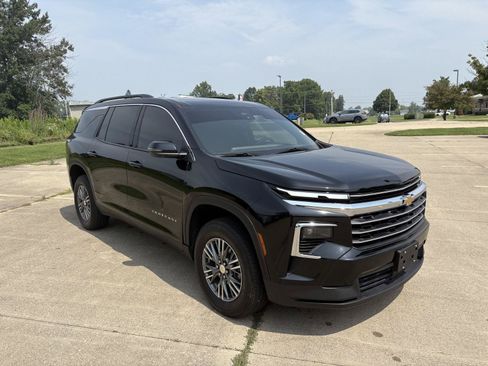 Used 2025 Chevrolet Traverse LT FWD image 2