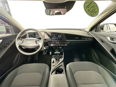 Used 2024 Kia Niro LX image 3