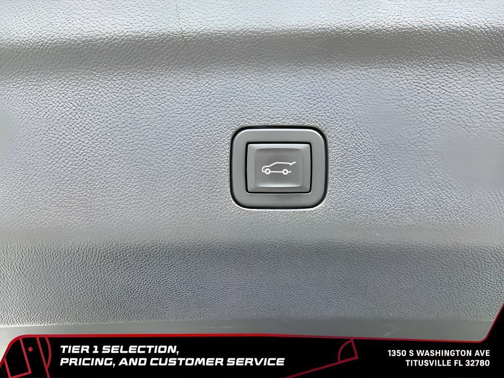 Used 2024 GMC Yukon XL Denali RWD image 13