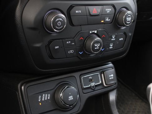 Used 2023 Jeep Renegade Latitude image 13