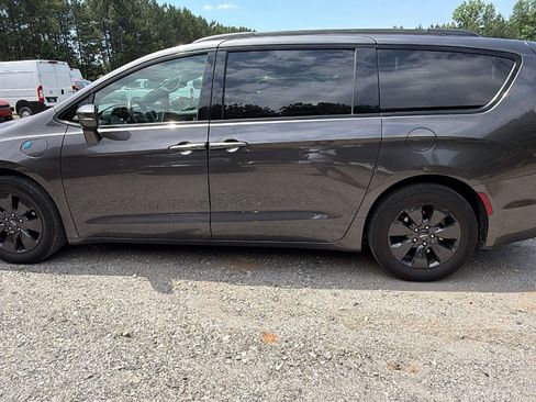 Used 2019 Chrysler Pacifica Limited w/ S Appearance Package FWD image 11