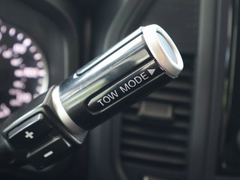 Used 2023 Nissan Titan SV image 31