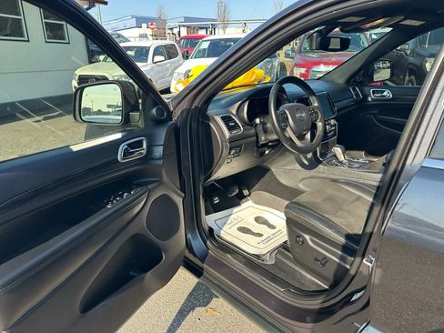 Used 2019 Jeep Grand Cherokee Laredo w/ Laredo X Package image 20