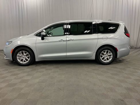 Used 2023 Chrysler Pacifica Touring-L image 9