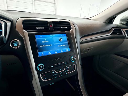 Used 2020 Ford Fusion SE FWD image 26