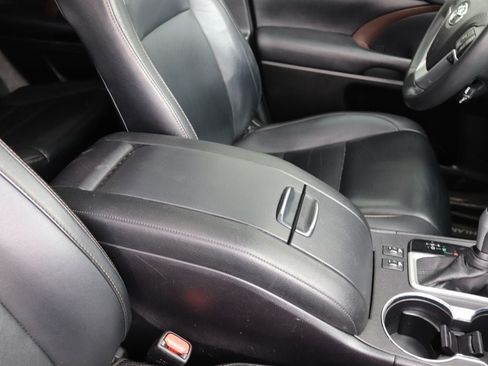 Used 2019 Toyota Highlander XLE AWD/4WD image 23