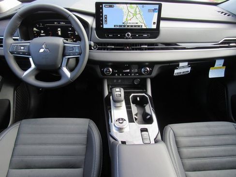 New 2025 Mitsubishi Outlander SE image 10