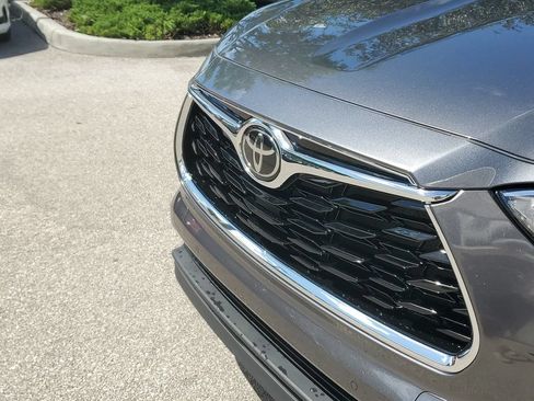Used 2023 Toyota Highlander Limited FWD image 10