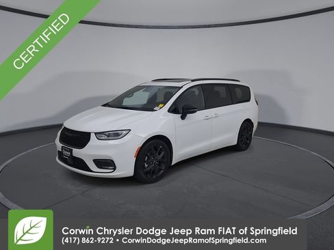Certified 2025 Chrysler Pacifica Limited FWD image 7