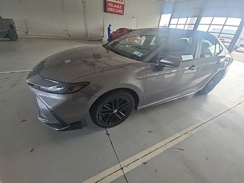 Used 2025 Toyota Camry SE w/ Convenience Package image 1