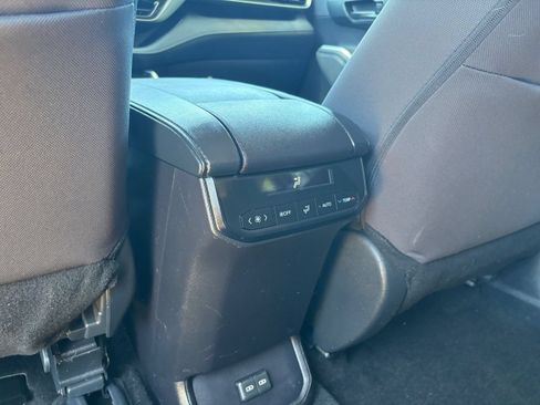 Used 2025 Toyota Highlander LE FWD image 25