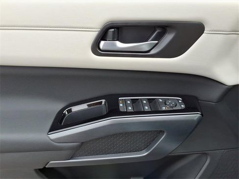 Used 2025 Nissan Pathfinder SL w/ SL Premium Package image 3