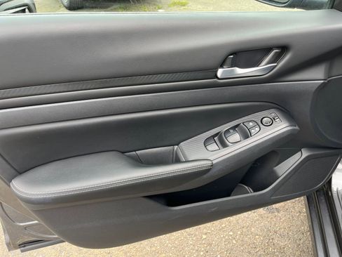Used 2025 Nissan Altima 2.5 SV FWD image 18