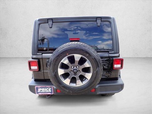 Used 2018 Jeep Wrangler Unlimited Sahara AWD/4WD image 3