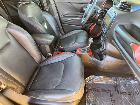 Used 2016 Jeep Renegade Trailhawk w/ Premium Trailhawk Package image 17