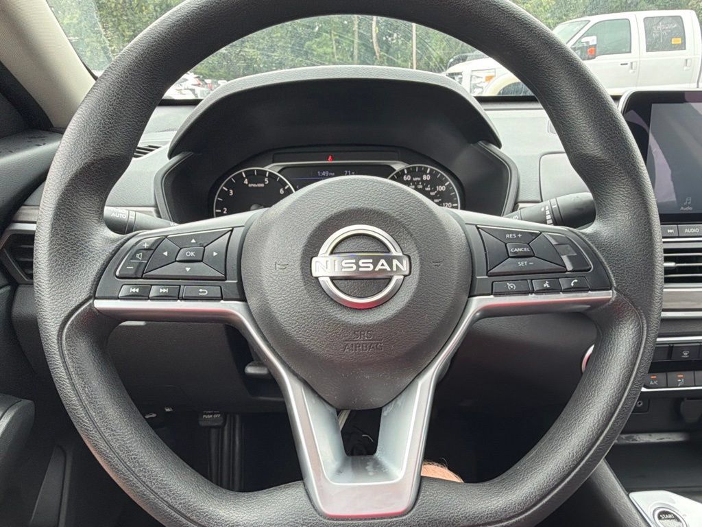 Used 2025 Nissan Altima 2.5 SV FWD image 21