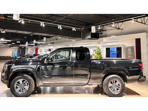 Used 2025 Nissan Frontier SV image 8