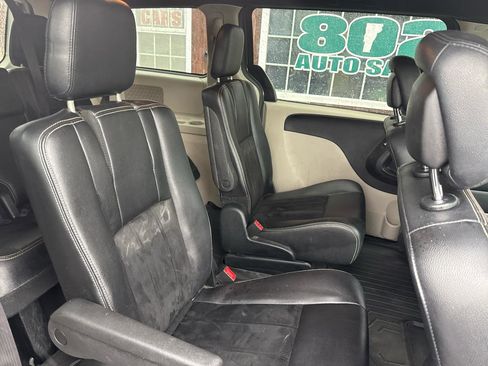 Used 2018 Dodge Grand Caravan SXT image 14