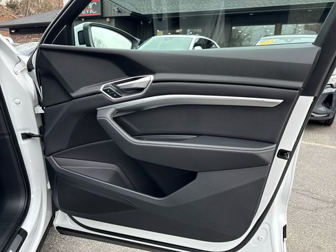 Used 2022 Audi e-tron Premium w/ Convenience Plus Package image 36