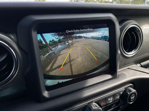 Used 2023 Jeep Wrangler Unlimited Sahara image 15