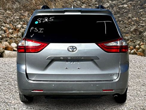 Used 2018 Toyota Sienna XLE w/ XLE Navigation Package image 4