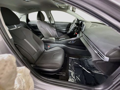 Used 2025 Hyundai Elantra SE FWD image 28