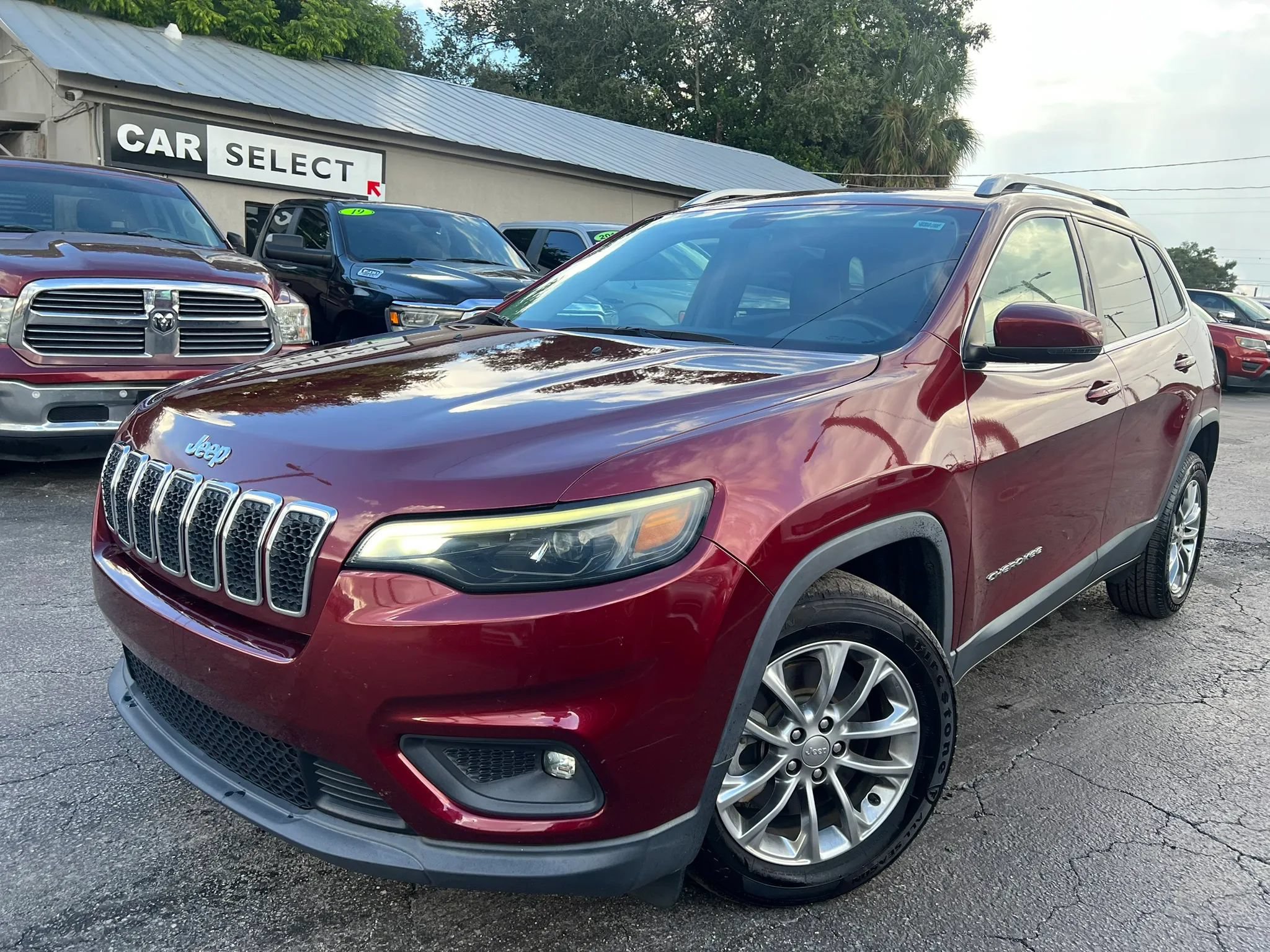 Used 2019 Jeep Cherokee Latitude Plus FWD image 1