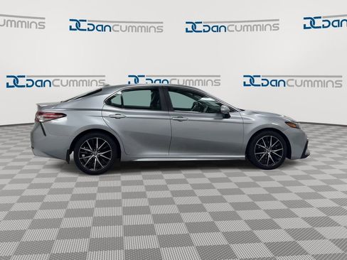 Used 2022 Toyota Camry SE image 9