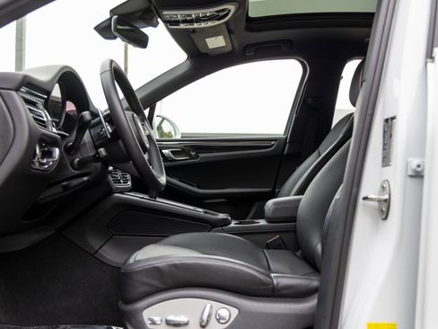 Certified 2025 Porsche Macan image 24