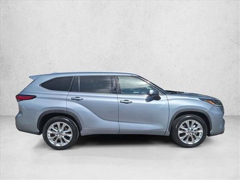 Used 2023 Toyota Highlander Limited FWD image 4