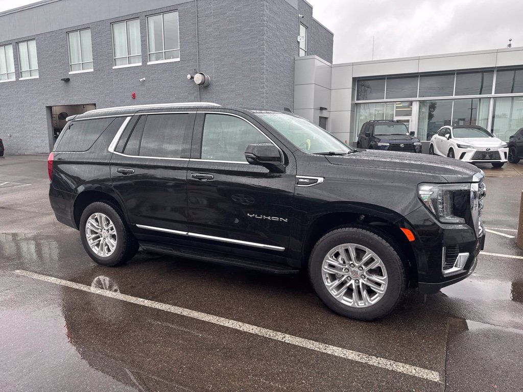 Used 2023 GMC Yukon SLT w/ SLT Luxury Package AWD/4WD image 4