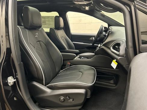 New 2027 Chrysler Pacifica Limited w/ S Appearance Package FWD image 12