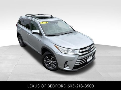 Used 2019 Toyota Highlander XLE AWD/4WD image 3