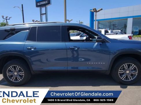 Certified 2025 Chevrolet Traverse LT FWD image 9