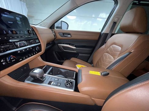 Used 2022 Nissan Pathfinder Platinum w/ Cargo Package image 4